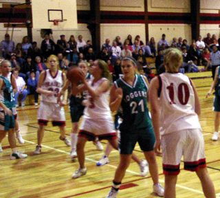 Briget Long looks for a shot as Natalie Arnzen, 23, and Lacey Wargi, 10, watch.