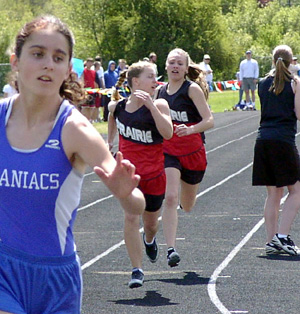 Bridget Enneking hands off to Vanessa Sonnen for the final leg of the 4x200 relay.
