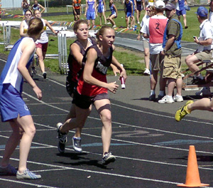 Kayla Uhlenkott hands off to Tabitha Sonnen in the 4x200 relay.
