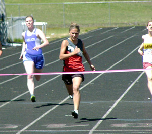 Nicole Nida wins the 200 meter dash final.