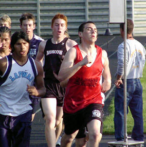 Kelby Wilson starts the second lap in the 800.