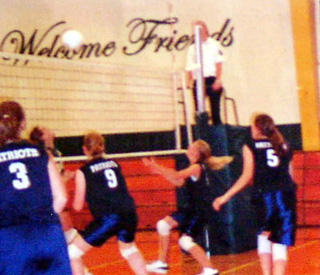 Maria Osborn, 3, and Alyssa Frei, 9, are ready for any tips while Brianne Stubbers readies herself for the return. Danielle Stubbers, 5, is prepared for backup.