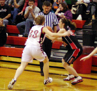Kaylee Uhlenkott makes a pass.