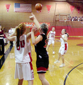 Sarah Arnzen passes out to Jennifer Enneking. In the background is Tabitha Sonnen.