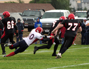 Branden Waller breaks free from a tackle for a long gain. At right is Ronnie Chandler while at left is Kyler Shumway.