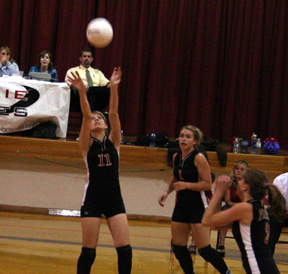 Alli Holthaus sets the ball against Culdesac. At right are Chantel Boniecki and Kim Schaeffer.