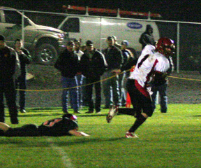 David Sigler gets away from a would-be tackler after making a specatular 1-handed catch.