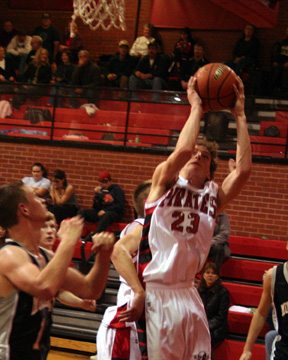 David Sigler scores a lay-up against Horseshoe Bend.