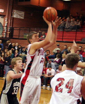 Kenneth Enneking puts up a shot against Horseshoe Bend.