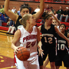 Mary Shears looks for an opening against Horseshoe Bend.