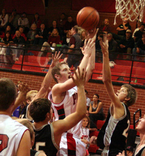 Tyler Forsmann scores in close against Horseshoe Bend.