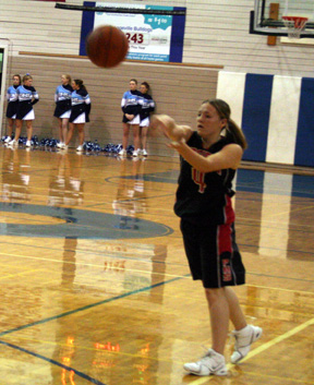 Jennifer Enneking makes a pass in the Grangeville game.