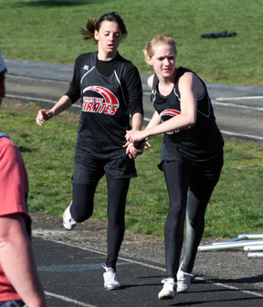 Amber Frei hands off to Katie Nuxoll in the 4x400 relay.