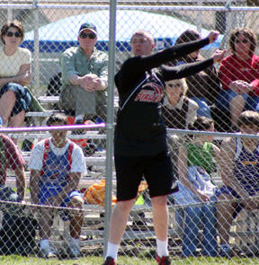 Kenneth Enneking tosses the discus.