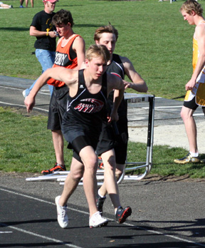 Kyle Daly hands off to Devin Schmidt in the boys 4x400 relay.