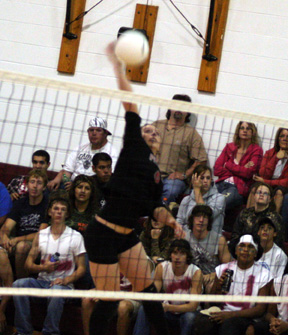 Kaylee Uhlenkott slams the ball against Deary.