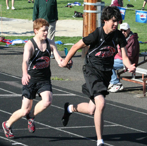 Brock Heath hands off to Ryan Dalgliesh in the 4x200 relay.
