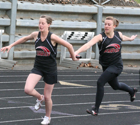 Kristin Hill makes the handoff to NaTosha Schaeffer in the 4x200 relay.