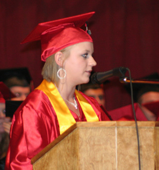 Rachel Kaschmitter introduced the commencement speaker.