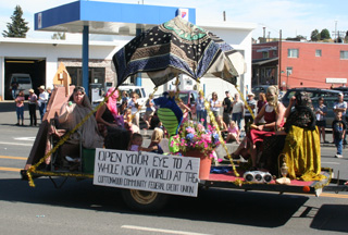 Cottonwood Community Federal Credit Unions float, which took first place among commercial entries.