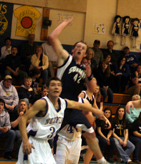 Josh Frei scores inside against Nezperce.