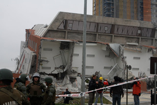 It was near this collapsed building that Maureen found the reporter who allowed her to call her parents.