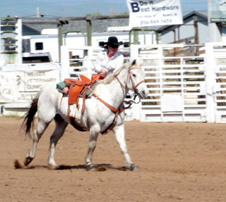 Taylor Ratcliff prepares to dismount in the goat-tying event at Weiser.