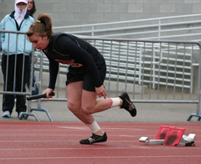Kristin Hill gets out of the blocks to start the 4x200 relay.