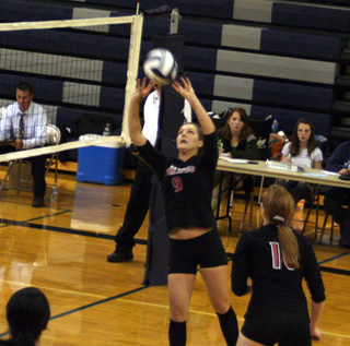 Shelby Duman makes a set for Kayla Johnson.