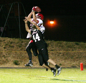 Despite the tight coverage, Justin Schmidt makes a spectacular catch at Deary.