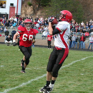 Seth Guyer makes a catch for a big gain.
