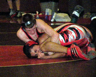 Kade Perrin locks up his Skyler Wilburn of Wallace in a cradle. Photo by Joe Ross