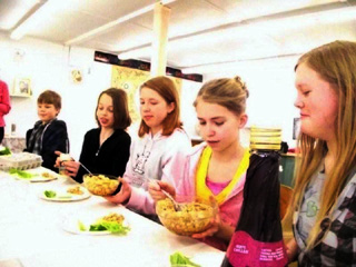 6th grade Prairie Faith Formation Program students take part in a Seder meal. Photo provided by Pat Schmidt.