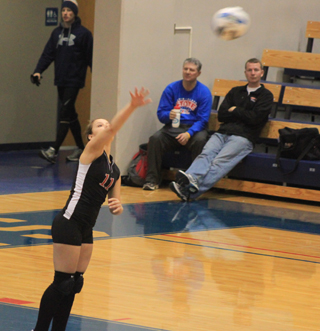 Stephanie Gimmeson serves the ball against Horseshoe Bend.
