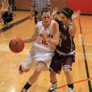 MaKayla Schaeffer tries to get past a Kamiah defender.
