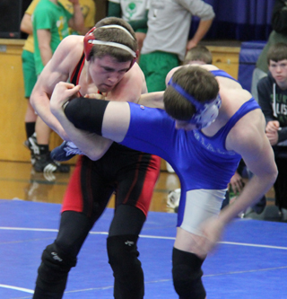 Kade Perrin grabs a leg for leverage against Tanner Schwartz of Orofino in the championship match. Photo by Pat McWilliams.