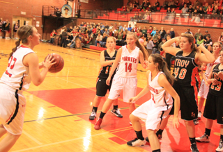 Brooke Schumacher lines up an open shot as Kayla Schumacher and Shelby VonBargen have the defenders blocked out. At far right is Tanna Schlader.