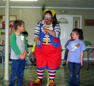 Skeeter the Clown is shown with Ryan Wemhoff and Natalie Goeckner at the opening session of the Summer Reading Program at Prairie Community Library. Photo provided by Annette Wemhoff.