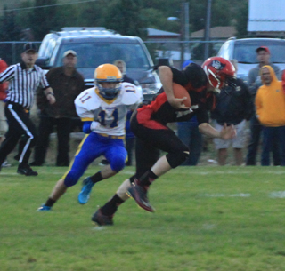 Lucas Arnzen carries the ball early in the Salmon River game.