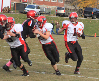 Lucas Arnzen on a sweep with Dakota Wilson, left and Calvin Hinkelman providing the blocks to clear the way.