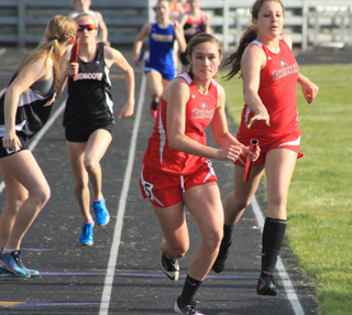 Shayla VonBargen gives Krystin Uhlenkott the lead in the 4x400 after having taken the baton in 2nd place to Moscow. Uhlenkott extended the lead as Prairie won the event.