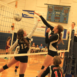 Shayla VonBargen scores on a spike against Grangeville at the Jamboree. #11 is Krystin Uhlenkott