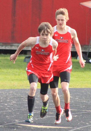 Mason Dalgliesh hands off to brother Raice Dalgliesh in the 4x100.