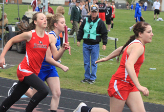 Nicole Poxleitner looks to pass the baton to Shayla Von Bargen in the 4x200.