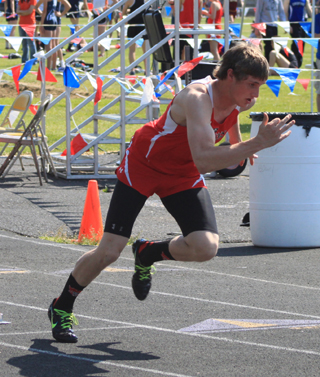 Lucas Arnzen at the start of the 400 meter dash.