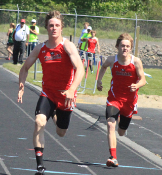 Lucas Arnzen and Mason Dalgliesh dont look that far apart near the end of the 100 but Arnzen wound up 2nd and Dalgliesh 8th. Arnzen also qualified for state in the 200 and 400.