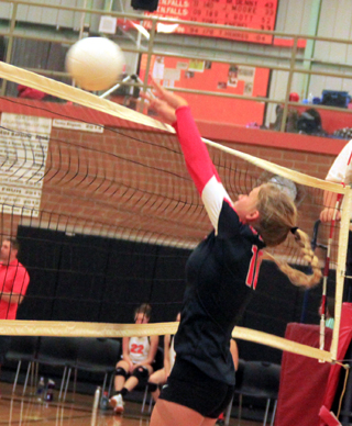 Chaye Uptmor makes a block at the Border Battle.