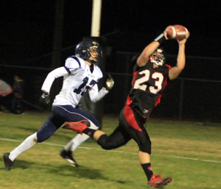 Calvin Hinkelman catches a pass in the end zone for a touchdown.