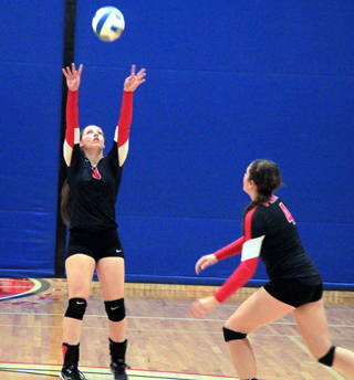 Hailey Danly set the ball for Shayla VonBargen at District.