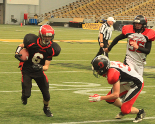 Luke Wemhoff gains yardage on a sweep around right end in the first quarter.